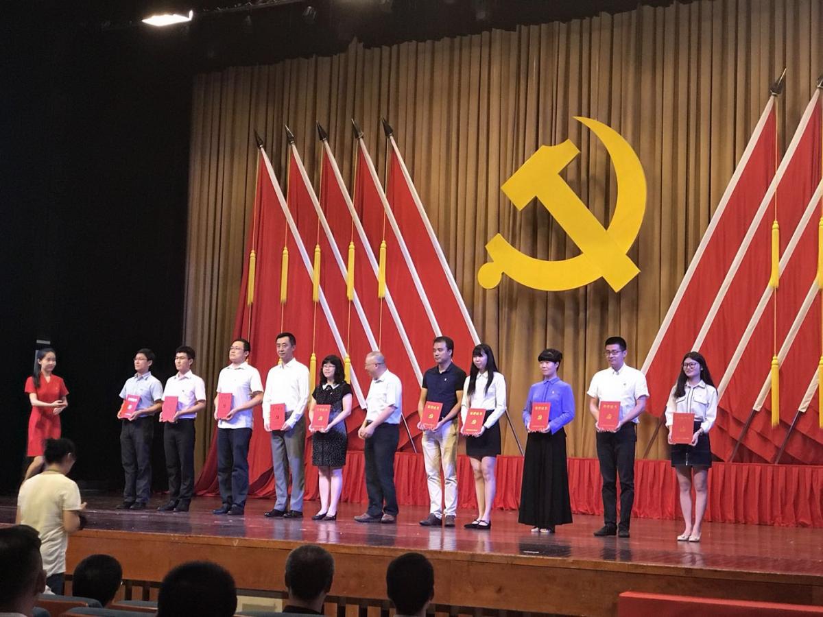 刘飞老师作为优秀党务工作者代表上台接受表彰(左三)